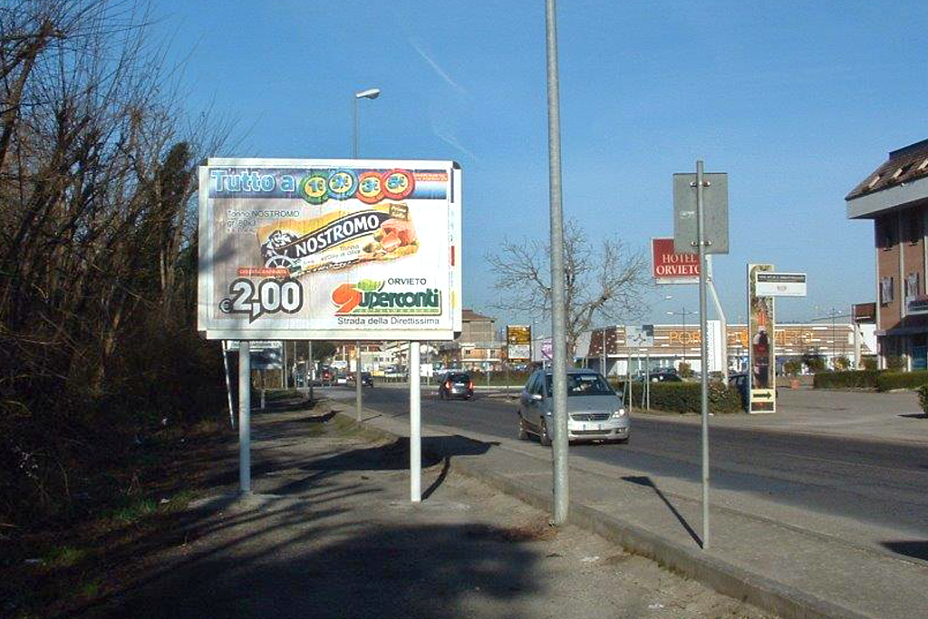 foto impianto pubblicitario vicino coop Orvieto (Umbria) al confine di Lazio e Toscana